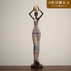 Afrikanische Frauenskulptur: stehende Figur mit Krug auf dem Kopf, geometrisches Kleid