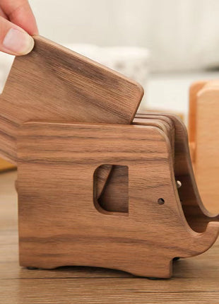 Elefantförmiger Holz-Untersetzer in dunkler Optik, mit Hand gezeigt