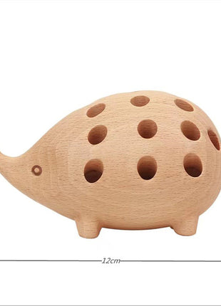 Igel-Stifthalter aus hellem Holz mit kleinen runden Löchern, seitliche Profilansicht