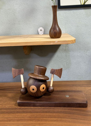 Holz-Kohle-Kugel Figur mit Zylinderhut auf rechteckiger Holzplatte