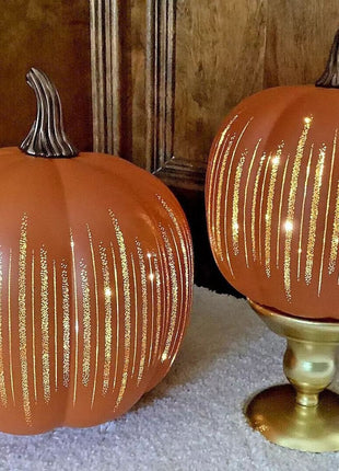Leuchtender Glas-Kürbis in Orange mit silbernen Tropfenstreifen und Stielen, 2 Stück.