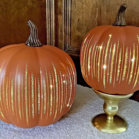 Leuchtender Glas-Kürbis in Orange mit silbernen Tropfenstreifen und Stielen, 2 Stück.