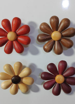 Wanddeko-Holzblumen-Set mit vier Blüten in Rot, Braun und Hellholz