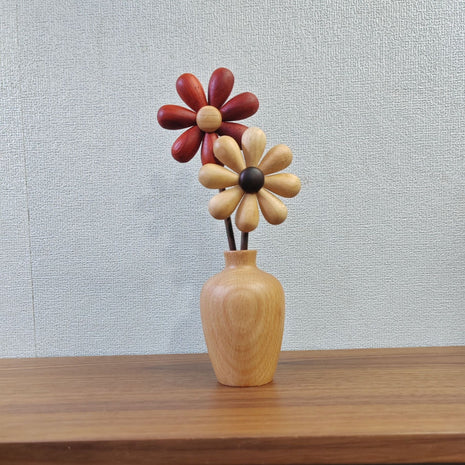 Kleine Holzvase aus Buchenholz mit kurzer Öffnung und zweifarbiger Blüten-Deko