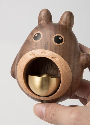 Holz-Türglocke Totoro, goldenes Glockenbecken im Detail, Hand am Blatthänger