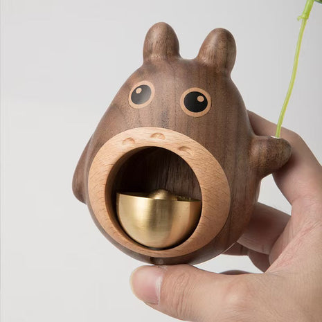 Holz-Türglocke Totoro, goldenes Glockenbecken im Detail, Hand am Blatthänger