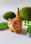 Orangekatze mit Schwanz