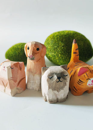 Handgeschnitzte Holzfiguren aus Massivholz, fünf Tiere: Katze, Hund, Tiger, Panda, weitere
