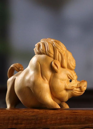 Wildschwein-Holzskulptur, dreiviertel von vorn, aufgerichtetes Fell, spitze Schnauze