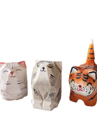Handgeschnitzte Holzfiguren: Katze, Hund und orangefarbener Tiger aus Massivholz.