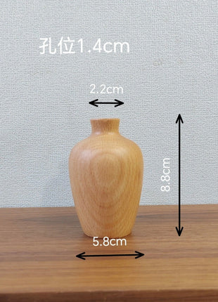 Kleine Buchenholzvase mit bauchiger Form, kurzer Enghals und Größenangaben im Bild