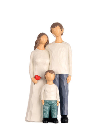 Nordische Familienfigur: Mutter, Vater und Kind, stehende Drei-Figuren mit rotem Herz am Kind