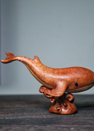 Wal-Holzskulptur mit Magnetfunktion, braune Wenge-Optik, seitlich auf Holzsockel