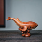 Wal-Holzskulptur mit Magnetfunktion, braune Wenge-Optik, seitlich auf Holzsockel
