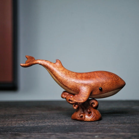 Wal-Holzskulptur mit Magnetfunktion, braune Wenge-Optik, seitlich auf Holzsockel
