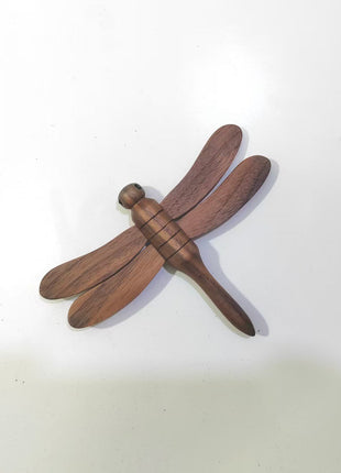 Holz-Libelle als Magnetanhänger mit vier Flügeln, zentral mit Holzperle am Kopf