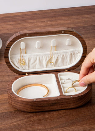 Ovale Schmuckbox aus Holz mit weißer Samteinlage, zwei Fächer für Ringe und Schmuck