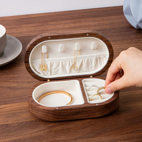 Ovale Schmuckbox aus Holz mit weißer Samteinlage, zwei Fächer für Ringe und Schmuck