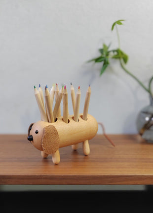 Stifthalter in Hund-Form aus hellem Buchenholz mit eingesteckten Bleistiften