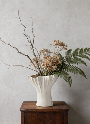 Geometrische Keramik-Vase Lignovancia, weiß, gerippter Rand, oben offen