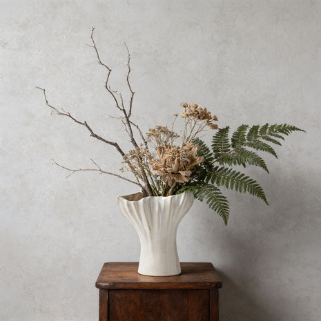 Geometrische Keramik-Vase Lignovancia, weiß, gerippter Rand, oben offen