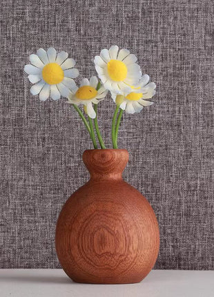 Holzvase aus Massivholz: bauchige Holzvase in Braun mit zwei großen weißen Gänseblümchenblüten