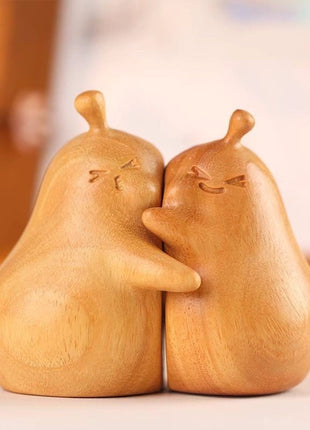 Lignovancia-Paar umarmende Holz-Birnenfiguren mit geschnitzten Gesichtern, naturfarben
