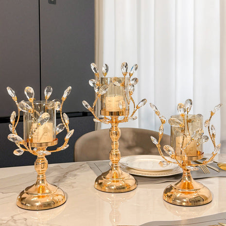 Goldener Glas-Kerzenhalter mit Kristallornamenten, hoher Fuß und gläserner Kerzenhülse