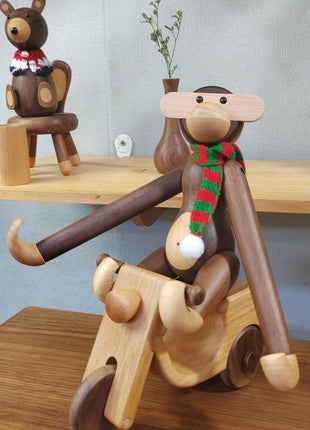 Holzspielzeug-Retro-Motorrad mit Fahrerfigur, naturfarbenem Holz und farbiger Kleidung