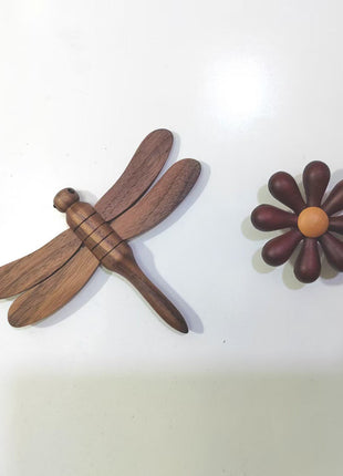 Holz-Libelle als Magnetanhänger mit vier Flügeln, neben Holzblüte