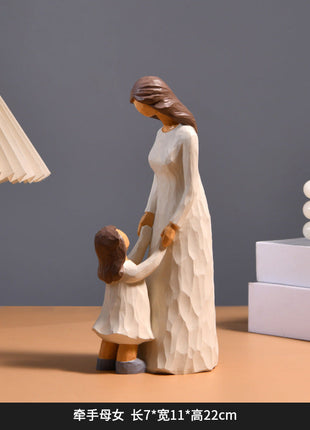 Nordische Familienfigur: Mutter hält Kind an den Händen, stehende Figurengruppe in Weiß