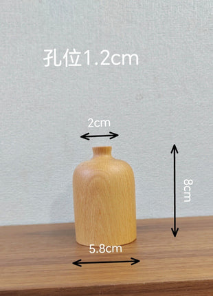 Kleine Holzvase aus Buche mit schmaler Öffnung, ca. 8 cm hoch und 5,8 cm breit