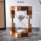 Holzsanduhr mit Glasampullen und hellem Sand, umrahmt von quadratischen Holzblöcken