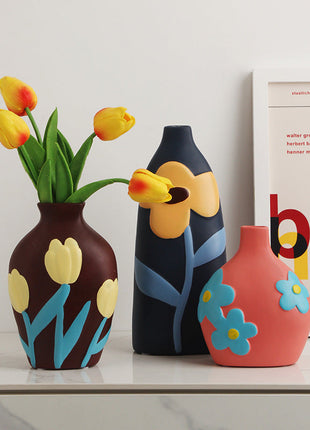 Drei handbemalte Keramikvasen: braune Tulpenvase, dunkelblaue Vase, rosafarbene Vase mit Blüten