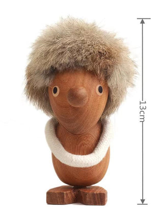 Wikinger-Figur aus Massivholz: Holzpuppe mit grauem Fellhaar, weißem Kragen und Sockel, 13 cm