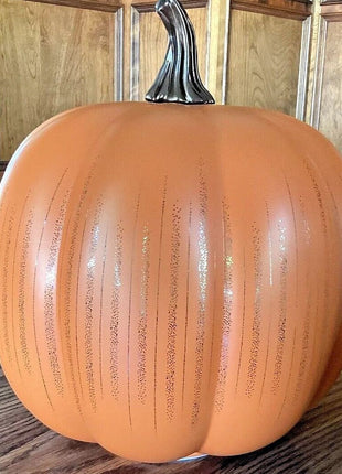 Leuchtender Glas-Kürbis in Orange mit silbernen Glanzstreifen und Stiel, groß.