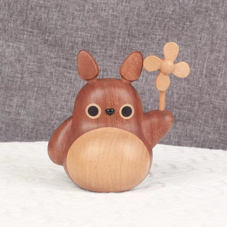 Holzfigur mit rundem Gesicht und Windrad, Totoro-ähnliche Deko aus Holz.