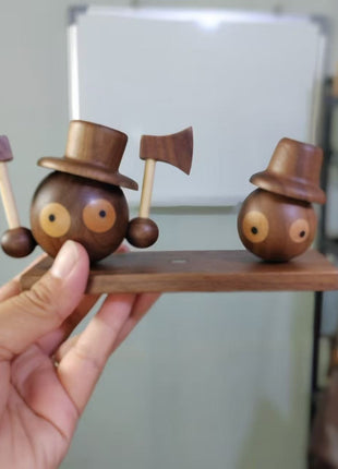 Handgefertigte Holz-Kohle-Kugel Figur mit Zylinderhut, Holzarmen und Knopfaugen