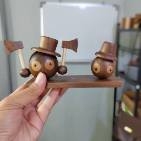 Handgefertigte Holz-Kohle-Kugel Figur mit Zylinderhut, Holzarmen und Knopfaugen