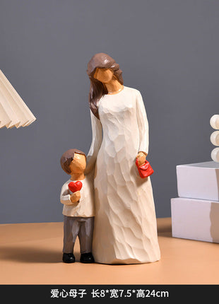 Nordische Familienfigur: Mutter mit Kind an der Hand, stehende Figurengruppe mit rotem Akzent