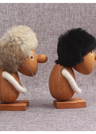 Wikinger-Figur aus Massivholz: zwei Holzpuppen seitlich, graues und schwarzes Fellhaar, weißer Kragen