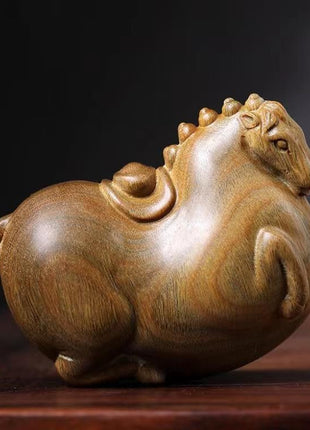 Holzfigur Tang-Pferd, Seitenansicht, rundlicher Körper, goldbraune Holzmaserung sichtbar