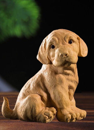 Holzfigur eines Golden Retrievers aus Thuja-Holz, sitzend, mit Pfote nach vorn