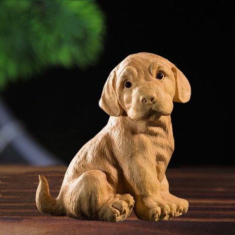 Holzfigur eines Golden Retrievers aus Thuja-Holz, sitzend, mit Pfote nach vorn