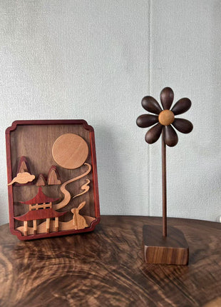 Holzblume aus Holz mit braunen Blütenblättern und hellem Zentrum auf Holzständer