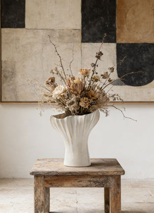 Geometrische Keramik-Vase Lignovancia, weiße Keramik, gerippter Hals, kannelierte Form