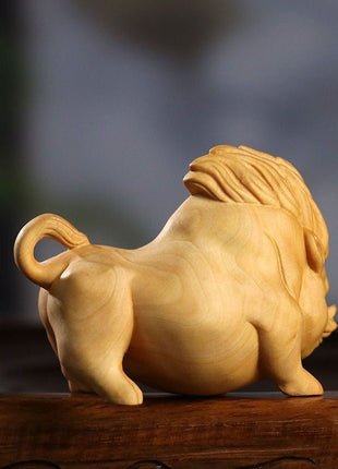 Wildschwein-Holzskulptur, Seitenansicht, erhobener Schwanz, nach unten gerichtete Pfoten