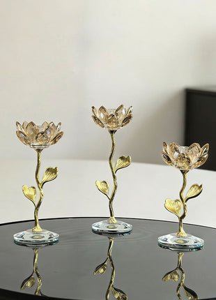 Drei Kerzenhalter mit champagnerfarbenen Lotus-Kristallschalen und goldfarbenem Blütensockel