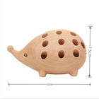 Igel-Stifthalter aus hellem Holz mit kleinen runden Löchern, flache Rückansicht