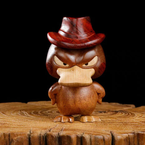 Psyduck-Holzfigur aus Massivholz, roter Hut, ernster Blick, brauner Körper, frontal